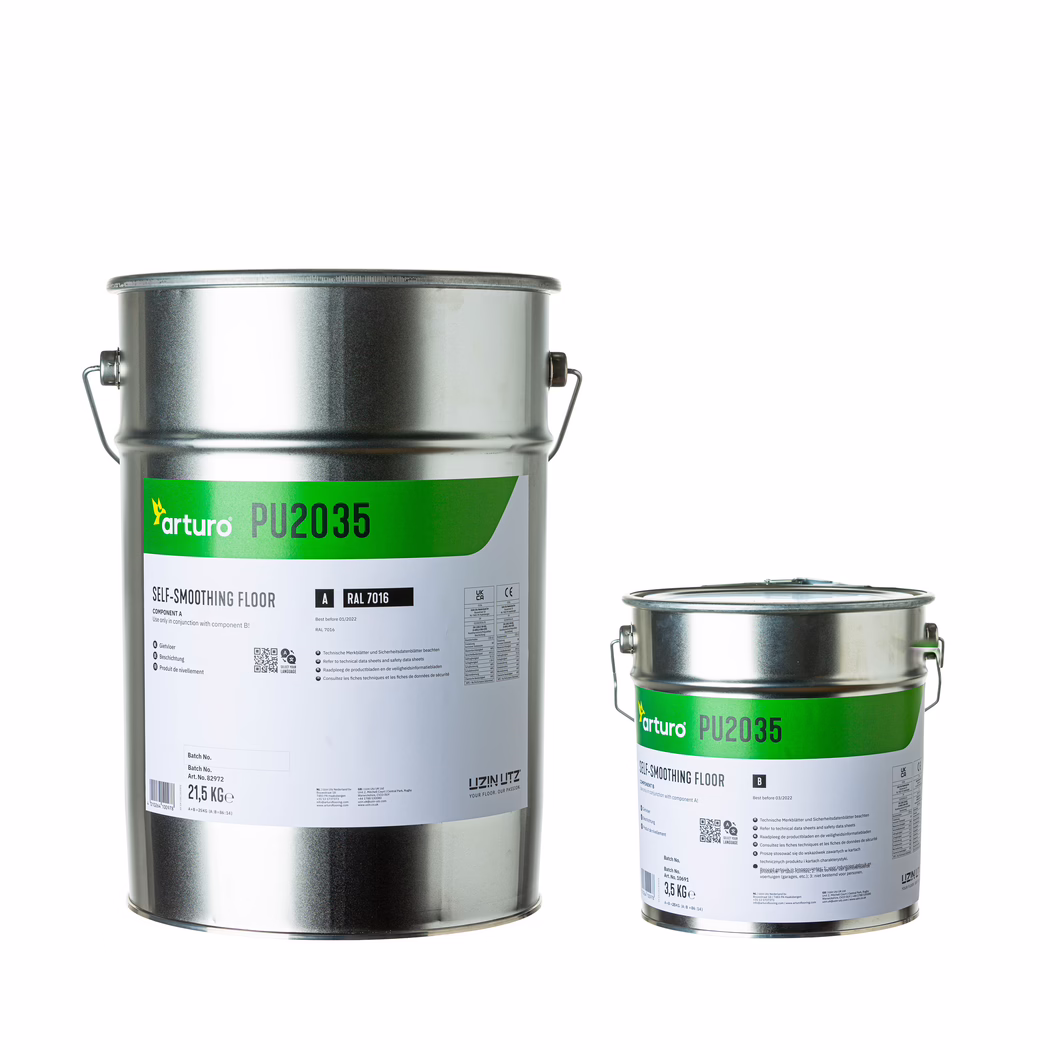 Arturo_Dummy_PU2035-25kg_2022-01 Studio photograph of two metallic paint containers on a white background. On the left is a large cylindrical metal can with a green-and-white label reading 'arturo PU2035' and 'Self-smoothing floor', marked with technical information and a weight indication of 21.5 kg; on the right is a smaller matching can labeled as component B with a weight of 3.5 kg. Both containers have metal carrying handles, tight-fitting lids and reflective galvanized surfaces; soft, even studio lighting emphasizes subtle highlights, shadows and the printed label details. The product appears new and sealed; it is presented as a two-component polyurethane self-leveling floor system intended for professional flooring applications, shown in a clean e-commerce/catalog style image.
